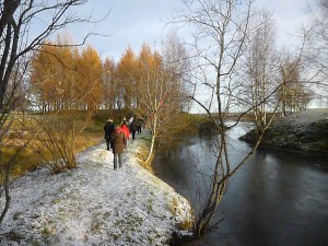 Osallistujat menossa kohti harjoittelupaikkaa Ounasjoen rannalla